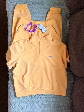 NWT, FIGS DANDELION Yellow Set with Violet Drawcord Accent. Limited Edition.